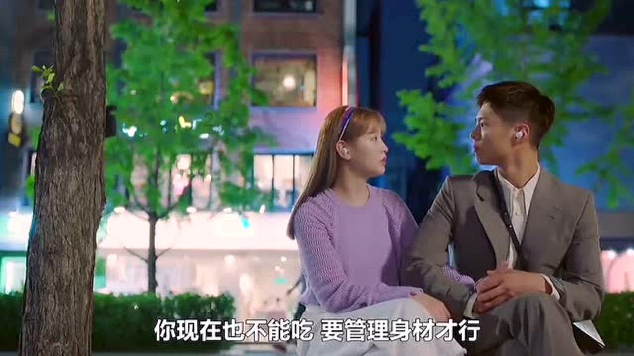 这么壮观的海鲜宴，比得上一个游泳池，一百多人吃10个小时没吃完