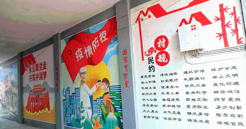2摊贩吵架连筐互扔草莓撒一地